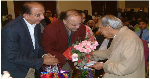 Sadhu Vaswani receiving peace pilgrim award